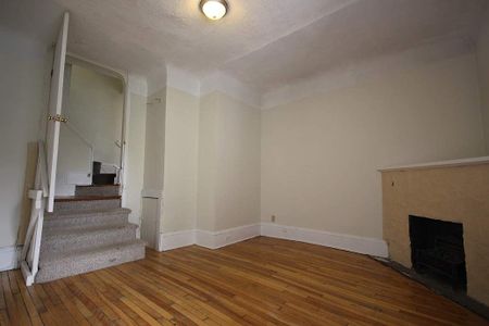 Large 1 Bedroom plus Den & 1 Bath w/ Private Entrance IN THE GLEBE!!! - Photo 4