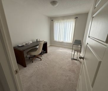 For Lease - 30 Vantage Loop Avenue, Newmarket, Ontario - Photo 6