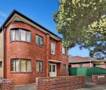 OVERSIZED ONE BEDROOM APARTMENT WITH SUNROOM! 6 MONTH LEASE ONLY. - Photo 3