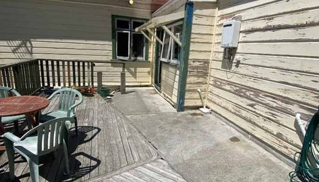 NICE AND TIDY 4x bedroom flat in a great location. - Photo 4