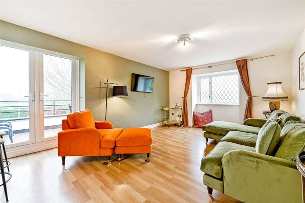 SHORT LET: A beautifully presented two bedroom apartment in a gated and private with views over fields an off-street parking. - Photo 1