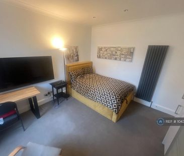 1 bedroom in a flat share to rent - Photo 3