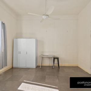 Inner City unit so close to QUT, Royal Brisbane Hospital and Central Business area. - Photo 2
