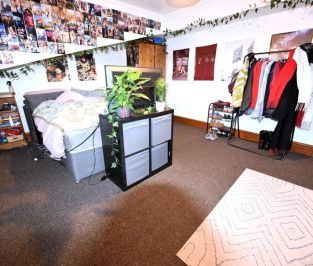 6 bedroom House in Manor Drive, Leeds - Photo 3