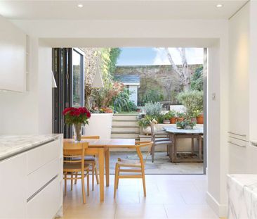 A stunning four bedroom family home in Canonbury close to amenities... - Photo 1