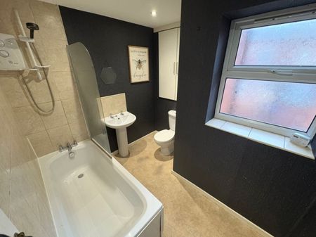 2 bed Terraced - To Let - Photo 4