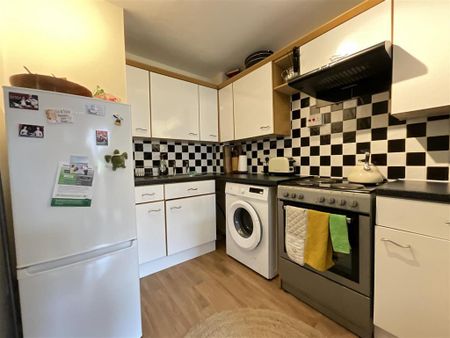 2 bedroom maisonette to rent - Photo 2