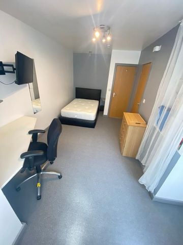 3 bedroom flat to rent - Photo 2