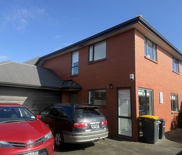 Riccarton – Modern 4 Bed/2 Bath townhouse, Double Garage, Suit Matu... - Photo 4