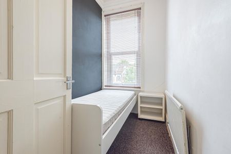 3 bedroom flat to rent - Photo 3