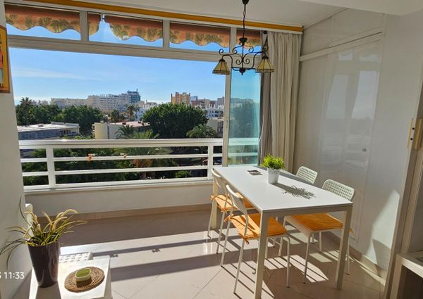 Encantador Piso Reformado en La Carihuela en urbanización con Piscina y Tenis en primera l – tor507ts1