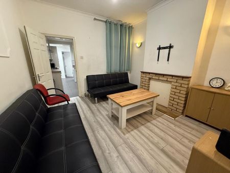 4 bedroom terraced house to rent - Photo 3