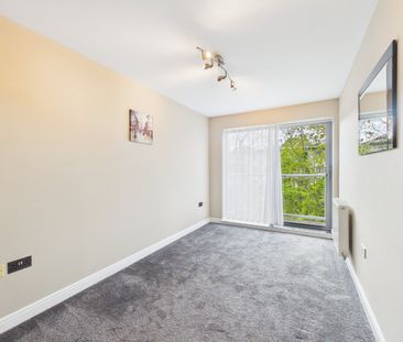 1 bedroom Flat in Coombe Way, Farnborough - Photo 1