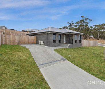 Convenient 3 bedroom Home - Photo 1