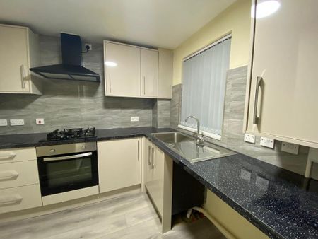 4 bedroom semi-detached house to rent - Photo 3