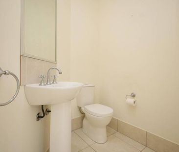 Beautiful Large Family Home with Pool – Fully Air Conditioned - Photo 6