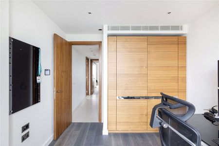 Exquisitely finished, is this luxurious four-bedroom apartment boasting stunning River Thames views in the exclusive Chelsea Waterfront development. - Photo 4