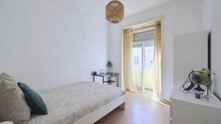 Room in a shared 4-bedroom apartment for rent in Lisbon - Photo 3