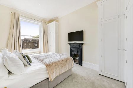 3 bedroom flat in Earls Court - Photo 2