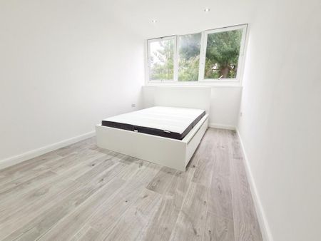 3 bedroom flat to rent - Photo 3