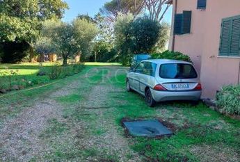 Ardeatina-Divino Amore: Quiet, charming rustic villa, big and well-curated garden, 3 beds, 1 study, 3 baths, living room, kitchen, with terraces , AC and parking space. Ref 2322