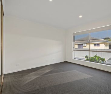 Fabulously Renovated Townhouse - Move Straight in - Photo 5