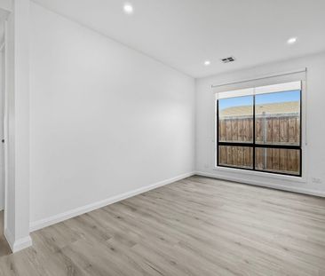 Modern Family Home in Wollert - Photo 2