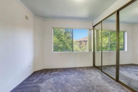 Ideally Positioned Sunbathed Apartment In Quiet Cul-De-Sac - Photo 5
