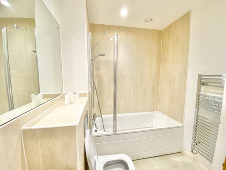 1 bedroom in a house share to rent - Photo 3