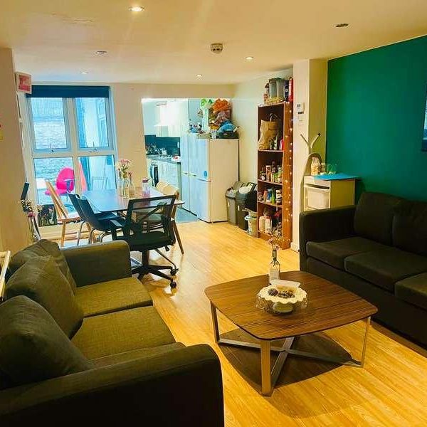 Frederick Grove: Bedroom House, NG7 - Photo 1