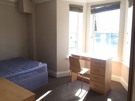 3 bedroom flat to rent - Photo 3