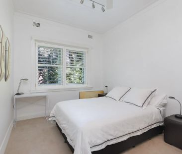 LUXURIOUS 3 BEDROOM, 2 BATHROOM ART DECO APARTMENT IN THE HEART OF ... - Photo 5