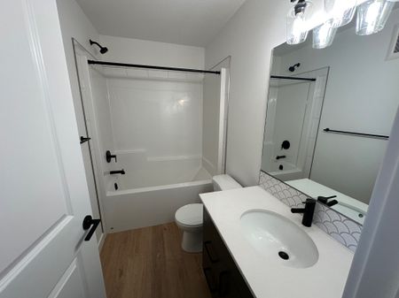 Modern 3 Bed, 2.5 Bath Townhouse in Sylvan Lake - Photo 4