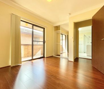 Three-bedroom townhouse in a prime Strathfield South location - Photo 3