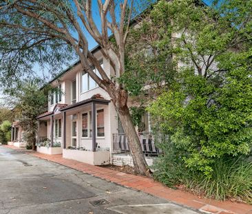 Spacious 2 Bedroom Apartment In Great Location! - Photo 2