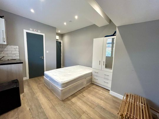 Burgoyne Road, Sunbury-On-Thames TW16, London - Photo 1