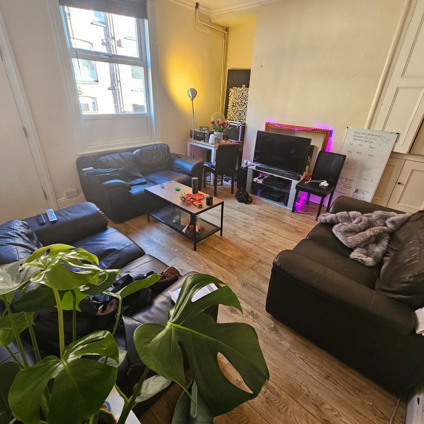 6 Bed - 65 Richmond Avenue, Hyde Park, Leeds - LS6 1DB - Student - Photo 1