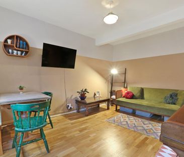 2 bedroom Flat To Let - Photo 1