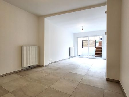 Deze volledig gerenoveerde woning (2025) biedt modern wooncomfort op een centrale ligging in het centrum, met winkels, scholen en openbaar vervoer op wandelafstand. - Foto 3