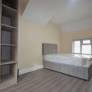 Worple Avenue, Staines-upon-thames, TW18 - Photo 2