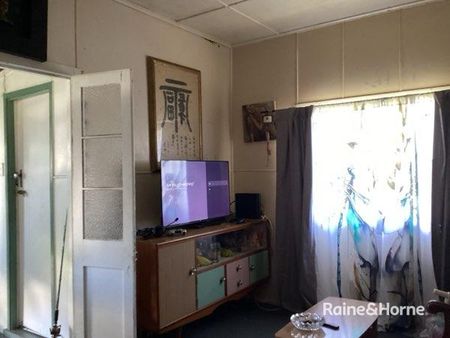QUEENSLAND STYLE UNIT CENTRALLY LOCATED - Photo 2