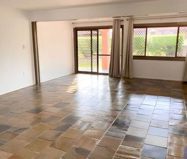 🏡☀️ Comfortable Living with Spacious Backyard - Photo 1