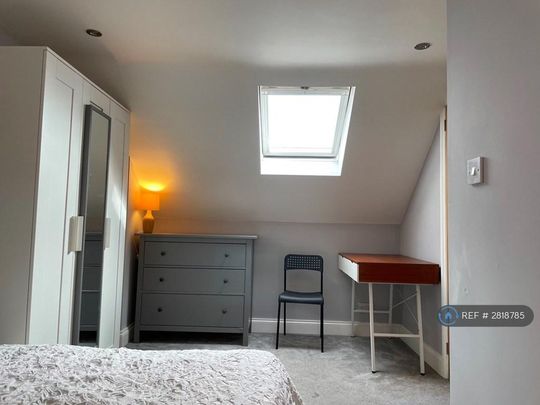 1 bedroom in a house share to rent - Photo 1