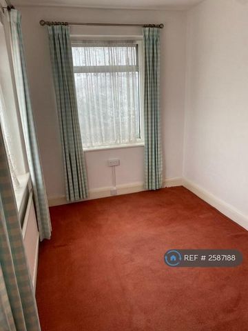 3 bedroom semi-detached house to rent - Photo 3