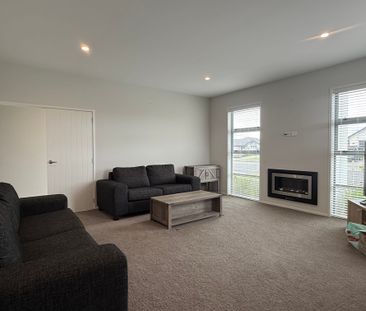 Executive Family Home - Exceptional, Stylish & Triple Living - Photo 1