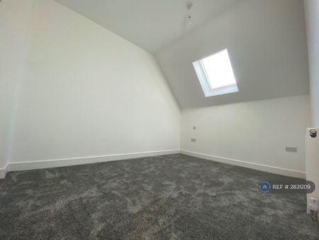 4 bedroom semi-detached house to rent - Photo 5