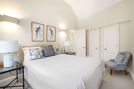 Short Let - An immaculately presented three bedroom house in arguably the most desirable mews in Knightsbridge, close to the many attractions of Walton Street and off street parking. - Photo 5