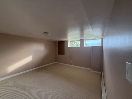 Breathtaking Ocean-View 5 Bedrooms, 4 Bathrooms, Prime Westside in White Rock! - Photo 5