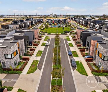 Stylish 2-Bedroom Living in The Fabric with park views - Photo 2
