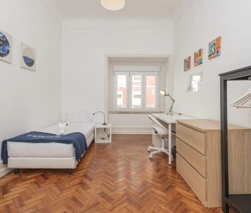Room in a shared 8-bedroom apartment for rent in Lisbon - Foto 5